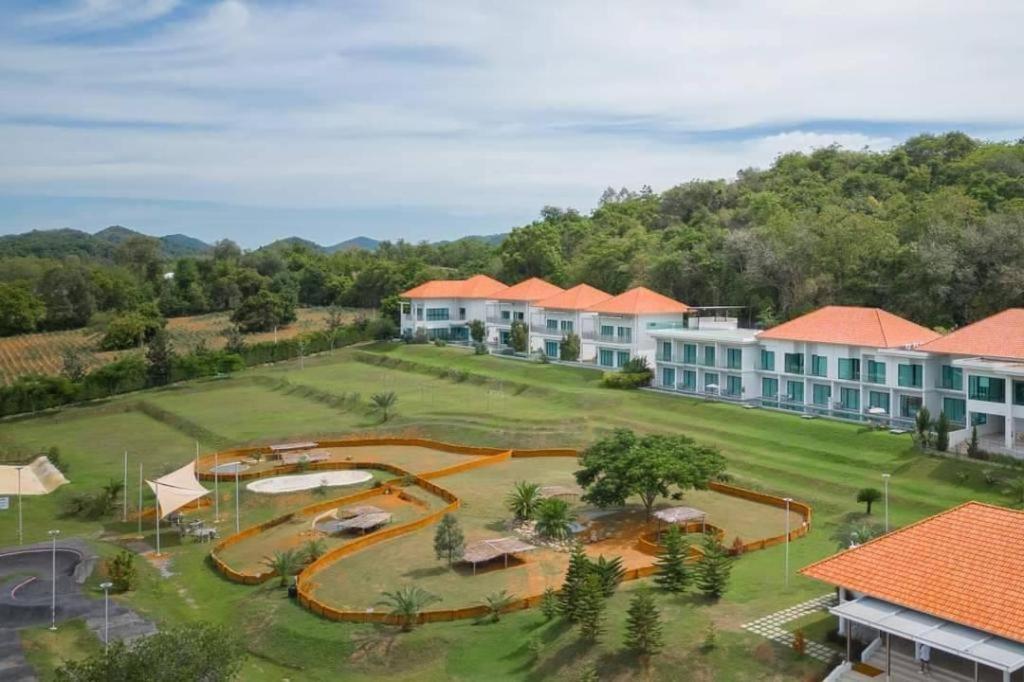 Viva Montane Hotel Pattaya Ban Nong Chap Tao Esterno foto